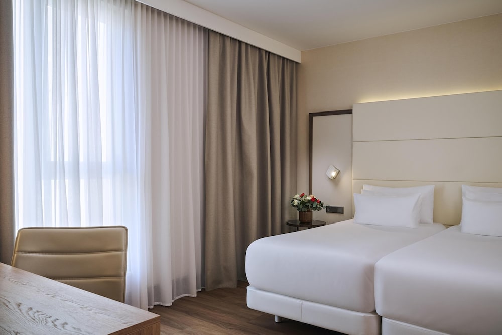 Habitación superior (Extra Bed 2 adults + 1 child) del hotel Nh Collection Nürnberg City. Foto 2