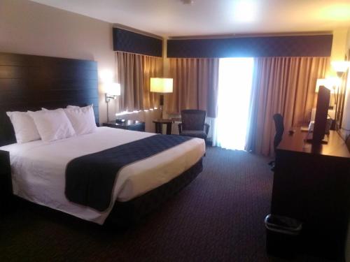 Habitación doble 1 Cama king Accesible Normal del hotel Days Inn and Suites By Wyndham Page Lake Powell. Foto 3
