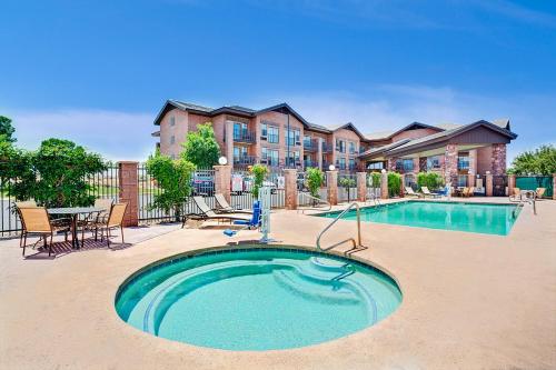 Suite de 1 dormitorio con 1 cama extragrande y 1 cama grande - No fumadores del hotel Days Inn and Suites By Wyndham Page Lake Powell. Foto 1