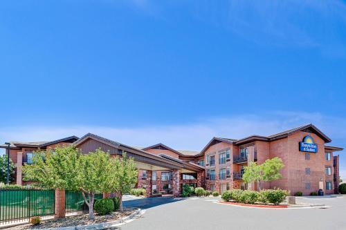 Suite de 1 dormitorio con 1 cama extragrande y 1 cama grande - No fumadores del hotel Days Inn and Suites By Wyndham Page Lake Powell. Foto 2