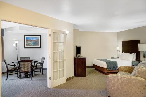 Suite de 1 dormitorio con 1 cama extragrande y 1 cama grande - No fumadores del hotel Days Inn and Suites By Wyndham Page Lake Powell. Foto 3
