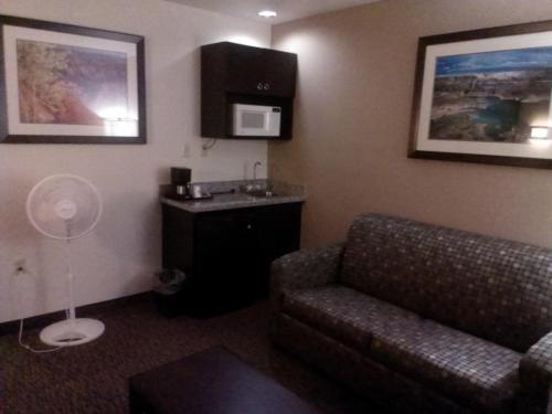 Suite Estudio - 1 cama extragrande - No fumadores del hotel Days Inn and Suites By Wyndham Page Lake Powell. Foto 3