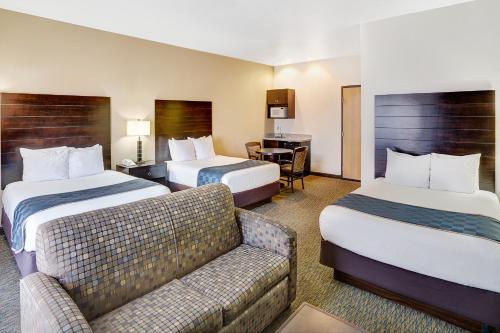 Suite Estudio con 3 camas grandes - No fumadores del hotel Days Inn and Suites By Wyndham Page Lake Powell. Foto 3