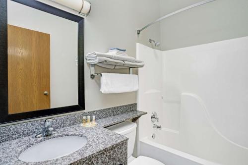 Habitación - 1 cama extragrande - No fumadores del hotel Days Inn and Suites By Wyndham Page Lake Powell