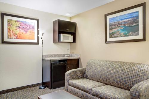 Habitación Business - 1 cama extragrande - No fumadores del hotel Days Inn and Suites By Wyndham Page Lake Powell. Foto 1