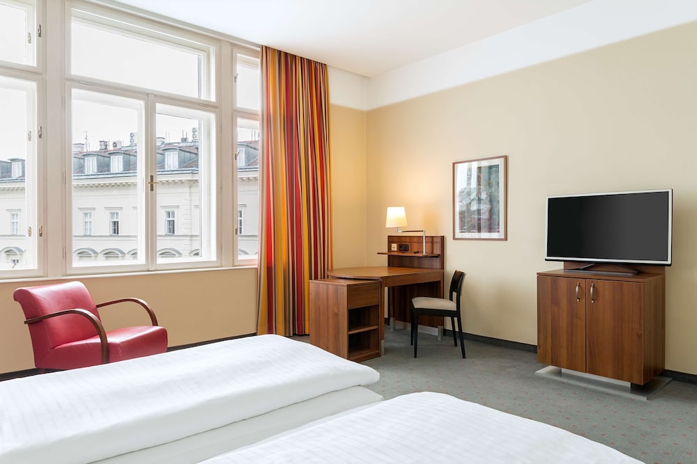 Habitación triple familiar del hotel NH Wien Belvedere. Foto 2