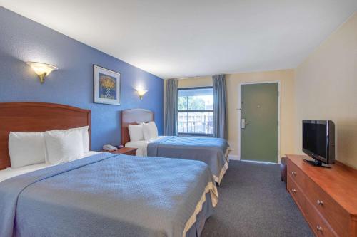 Habitación Doble con 2 camas dobles - No fumadores del hotel Days Inn By Wyndham Elmsford / White Plains. Foto 1