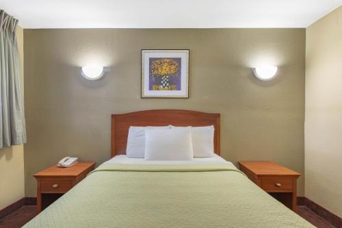 Habitación con cama grande - Fumadores del hotel Days Inn By Wyndham Elmsford / White Plains. Foto 3