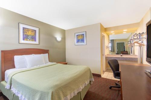 Habitación con cama grande - Fumadores del hotel Days Inn By Wyndham Elmsford / White Plains. Foto 4