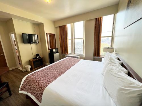 Habitación con cama extragrande del hotel Lenox And Suites. Foto 1