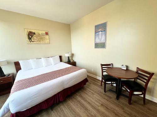 Habitación con cama extragrande del hotel Lenox And Suites. Foto 2