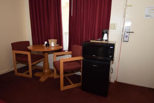Habitación - No fumadores - Cama grande del hotel Knights Inn Oswego East. Foto 3