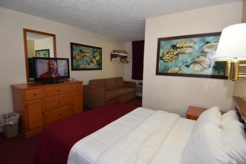 Habitación - No fumadores - Cama grande del hotel Knights Inn Oswego East. Foto 5