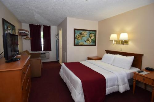 Habitación - No fumadores - Cama grande del hotel Knights Inn Oswego East. Foto 6