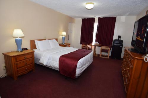 Habitación - No fumadores - Cama grande del hotel Knights Inn Oswego East. Foto 7