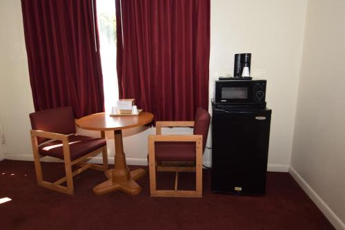 Habitación con cama grande - Fumadores del hotel Knights Inn Oswego East. Foto 1