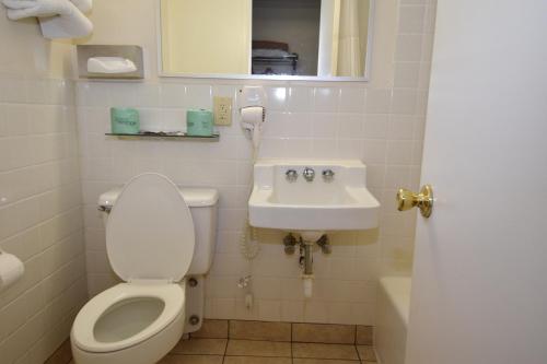 Habitación con cama grande - Fumadores del hotel Knights Inn Oswego East. Foto 4
