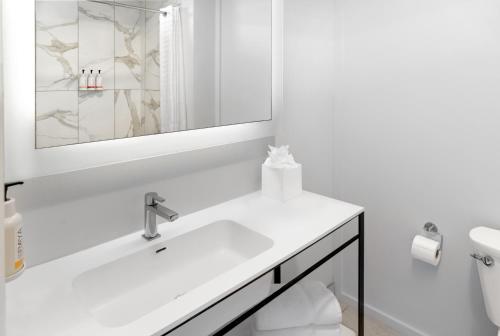 Estudio Deluxe con cama grande del hotel Montauk Blue. Foto 3