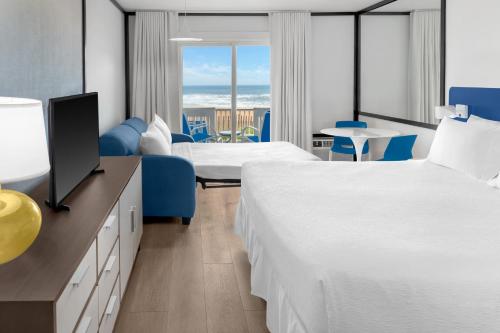 Cama extragrande y frente al mar del hotel Montauk Blue