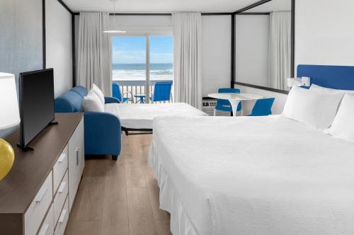 Cama extragrande y frente al mar del hotel Montauk Blue. Foto 1