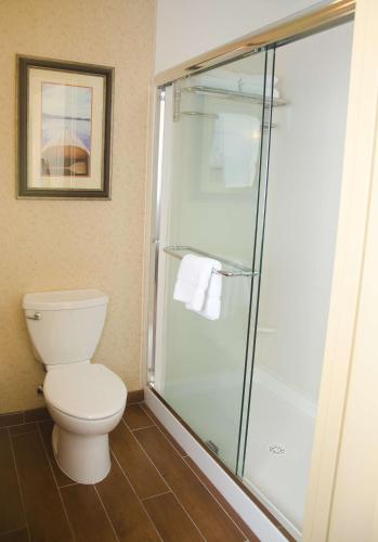 Habitación con cama extragrande. del hotel Hilton Garden Inn Watertown. Foto 2