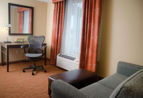 Suite Business - Cama extragrande y sofá cama del hotel Hilton Garden Inn Watertown