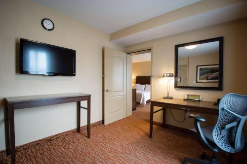 Suite Business - Cama extragrande y sofá cama del hotel Hilton Garden Inn Watertown. Foto 3