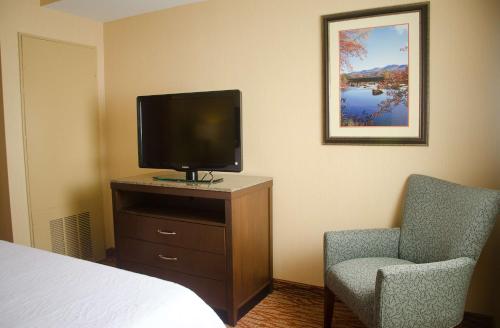 Suite Junior con sofá cama - Cama doble grande del hotel Hilton Garden Inn Watertown. Foto 3