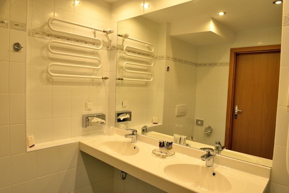 Habitación Standard con cama doble del hotel Mercure Torun Centrum. Foto 5