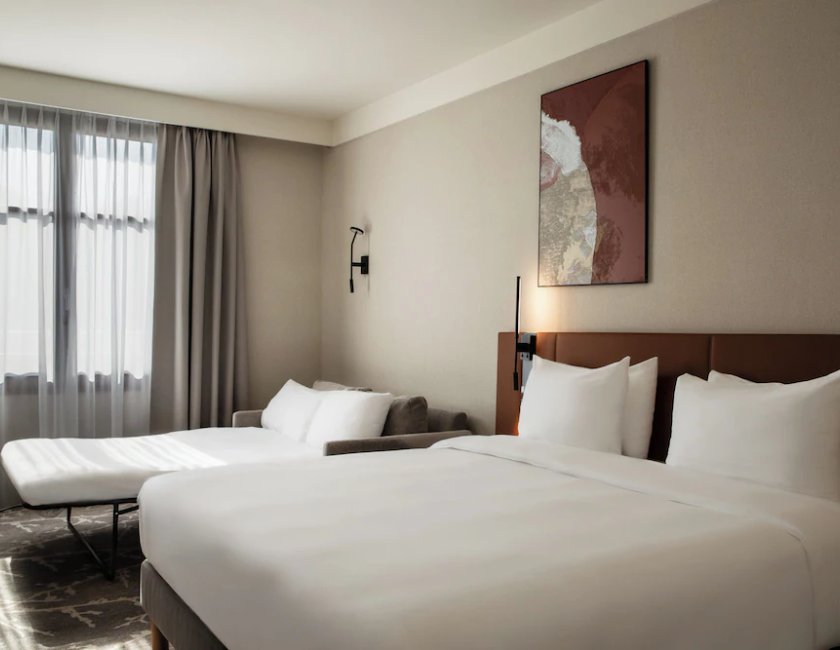 Habitación estándar, 1 cama de matrimonio grande con sofá cama del hotel Crowne Plaza Paris Marne-la-Vallee by IHG. Foto 1