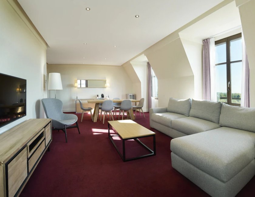 Suite Signature (living area) del hotel Crowne Plaza Paris Marne-la-Vallee by IHG