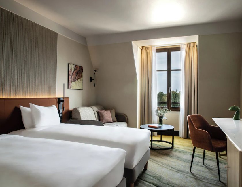 Habitación estándar, varias camas del hotel Crowne Plaza Paris Marne-la-Vallee by IHG. Foto 2