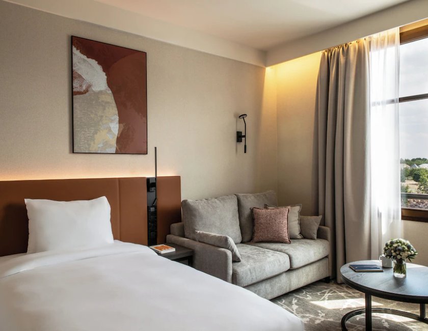 Habitación Premium, varias camas, vistas al campo de golf del hotel Crowne Plaza Paris Marne-la-Vallee by IHG. Foto 1