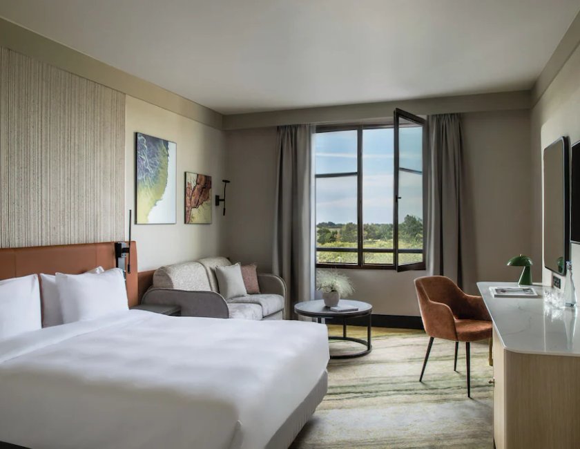Habitación Premium, 1 cama de matrimonio grande con sofá cama del hotel Crowne Plaza Paris Marne-la-Vallee by IHG. Foto 1