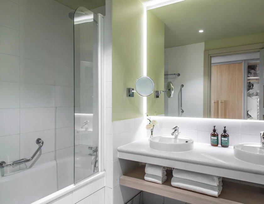 Habitación Premium, 1 cama de matrimonio grande con sofá cama del hotel Crowne Plaza Paris Marne-la-Vallee by IHG. Foto 3