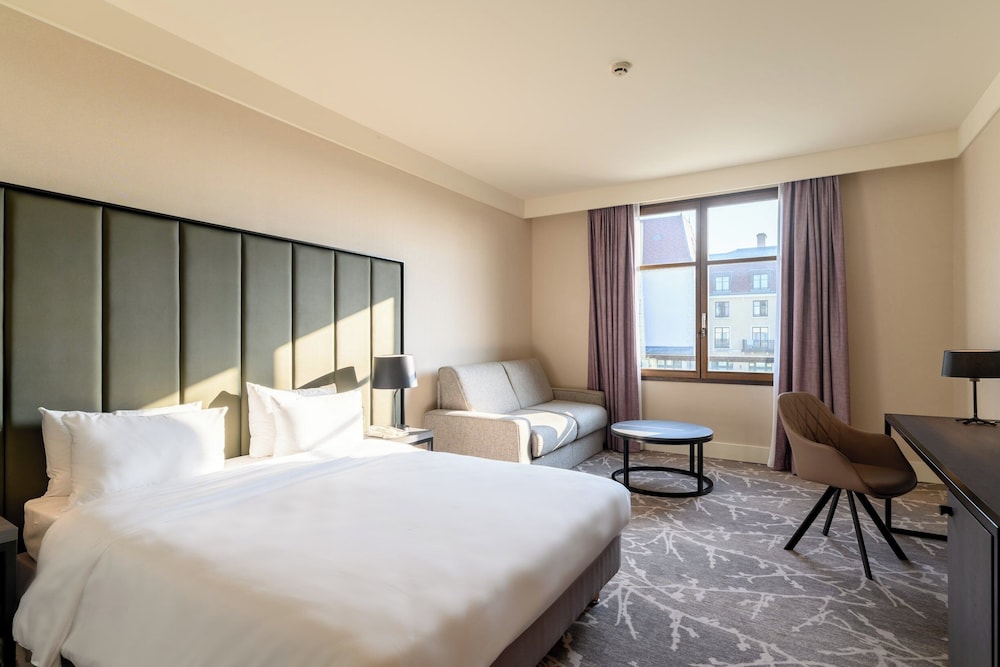 Habitación Premium, 1 cama de matrimonio grande con sofá cama del hotel Paris Marne-la-Vallee by IHG. Foto 3