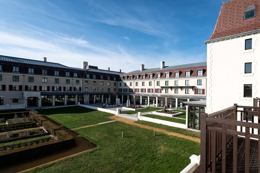 Habitación Premium, 1 cama de matrimonio grande con sofá cama, vistas al campo de golf del hotel Paris Marne-la-Vallee by IHG. Foto 6