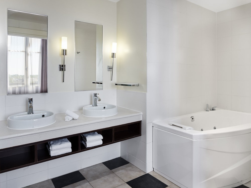 Suite presidencial, 1 cama individual, cocina básica (living area) del hotel Paris Marne-la-Vallee by IHG