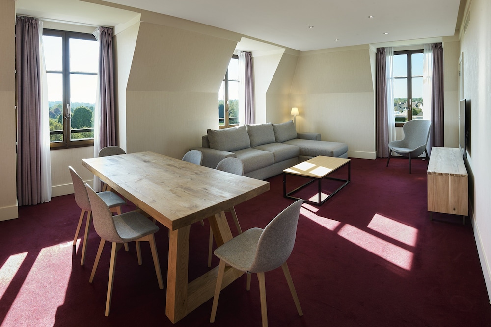 Suite presidencial, 1 cama individual, cocina básica (living area) del hotel Paris Marne-la-Vallee by IHG. Foto 1