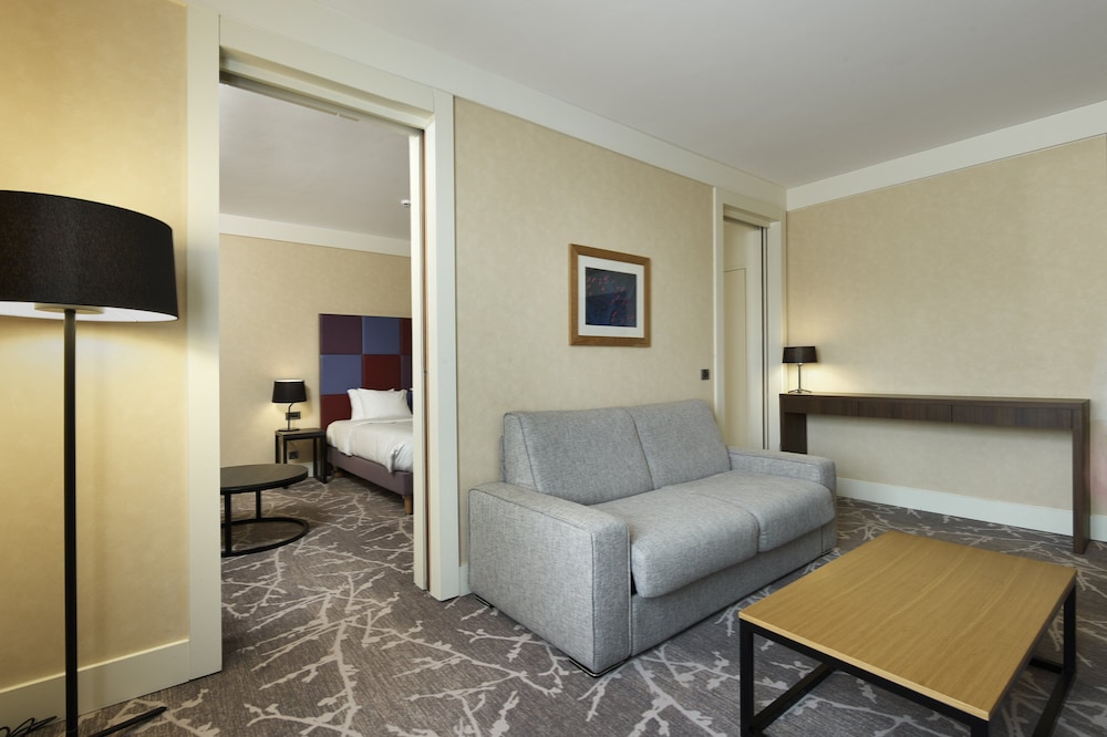 Suite junior, 1 cama de matrimonio grande (living area) del hotel Paris Marne-la-Vallee by IHG