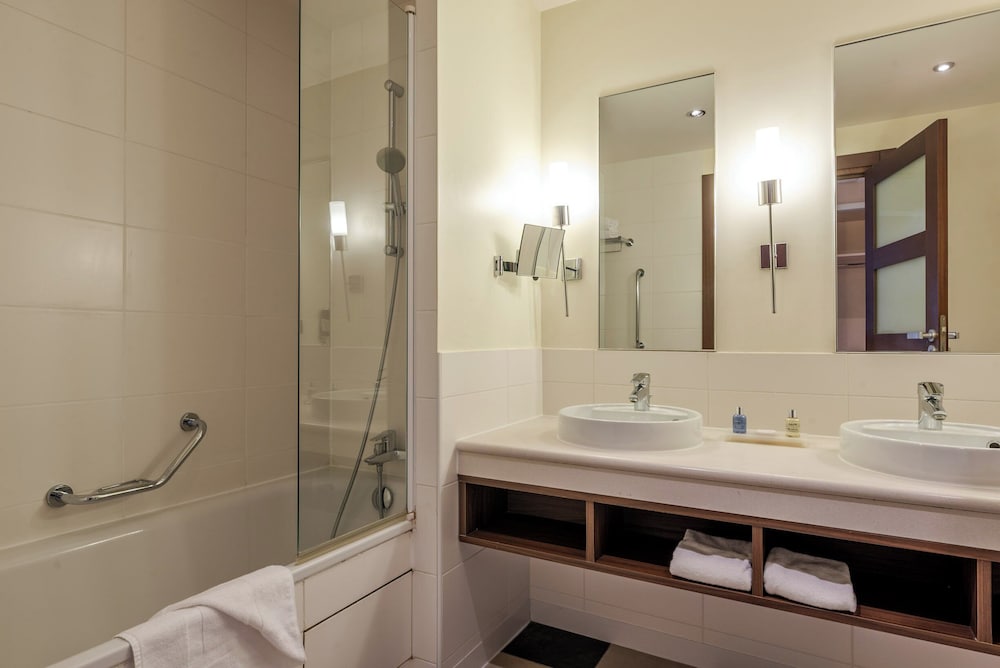 Suite junior, 1 cama de matrimonio grande (living area) del hotel Paris Marne-la-Vallee by IHG. Foto 3