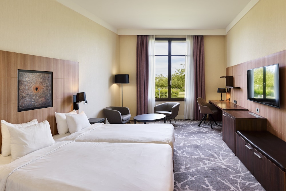 Habitación Premium, varias camas, vistas al campo de golf del hotel Paris Marne-la-Vallee by IHG