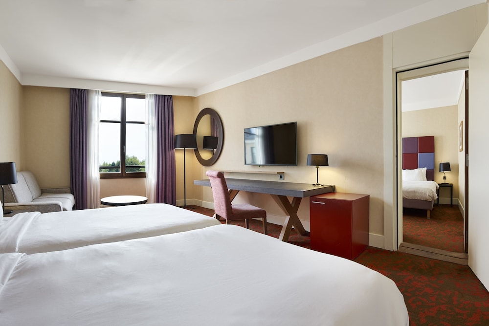 Habitación Premium, varias camas, vistas al campo de golf del hotel Paris Marne-la-Vallee by IHG. Foto 2