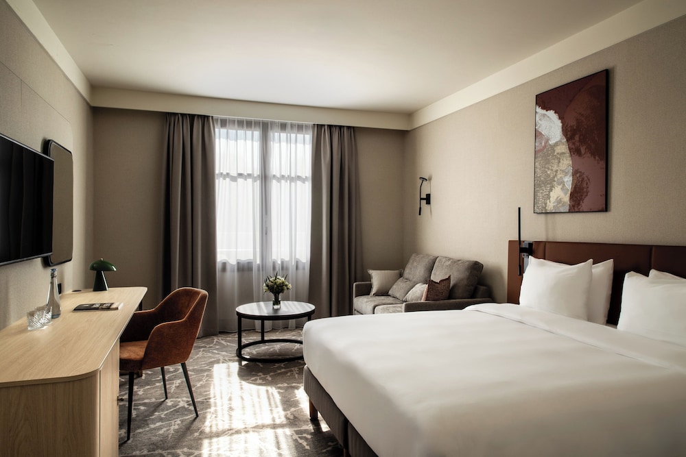 Habitación estándar, 1 cama de matrimonio grande con sofá cama del hotel Crowne Plaza Paris Marne-la-Vallee by IHG. Foto 4