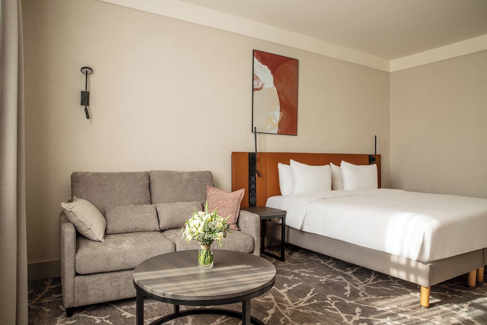 Habitación estándar, 1 cama de matrimonio grande con sofá cama del hotel Crowne Plaza Paris Marne-la-Vallee by IHG. Foto 5