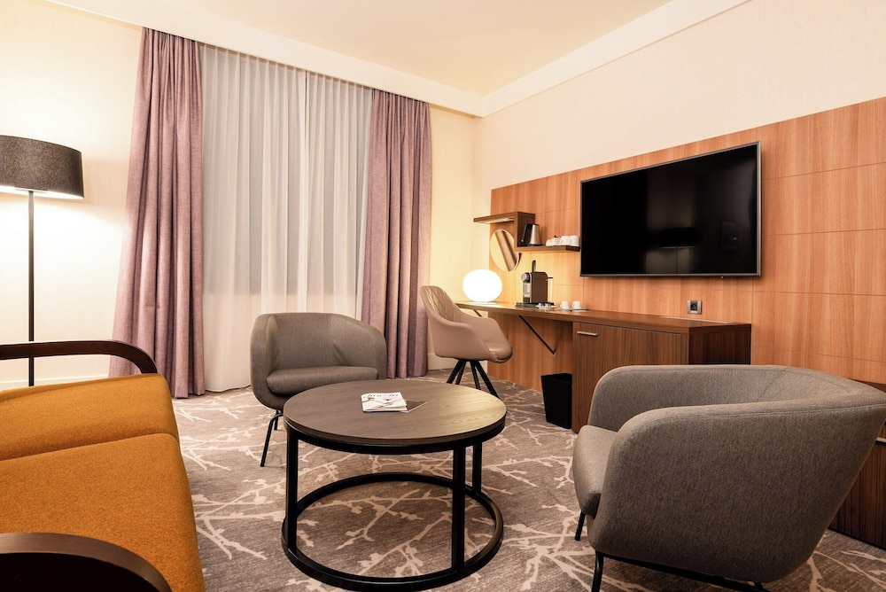 Suite junior, 1 cama de matrimonio grande (Living Area) del hotel Crowne Plaza Paris Marne-la-Vallee by IHG. Foto 4