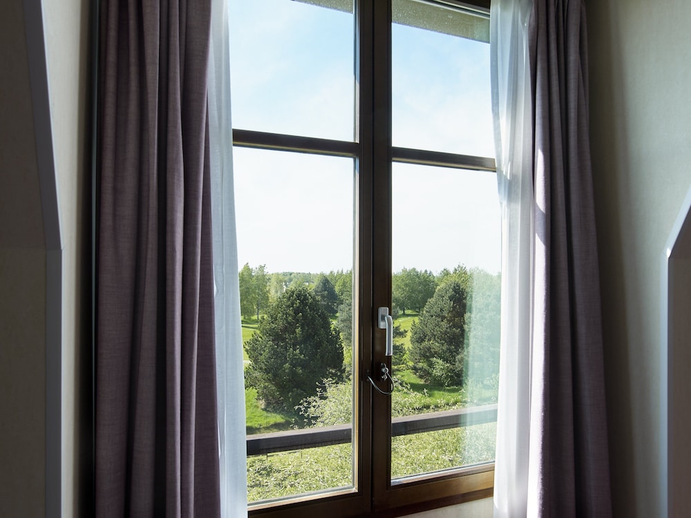 Suite Signature (living area) del hotel Crowne Plaza Paris Marne-la-Vallee by IHG. Foto 2