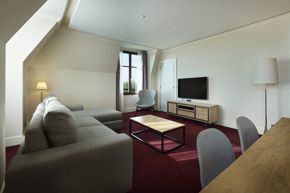 Suite Signature (living area) del hotel Crowne Plaza Paris Marne-la-Vallee by IHG. Foto 3