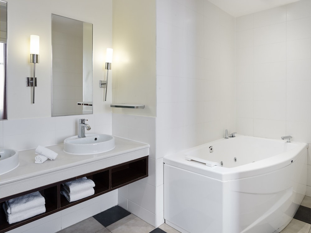 Suite Signature (living area) del hotel Crowne Plaza Paris Marne-la-Vallee by IHG. Foto 4