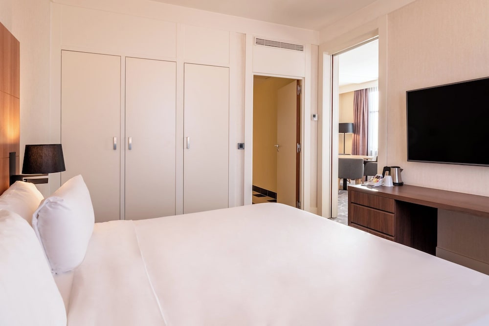 Suite, 1 habitación, vistas al campo de golf (living area) del hotel Crowne Plaza Paris Marne-la-Vallee by IHG. Foto 3